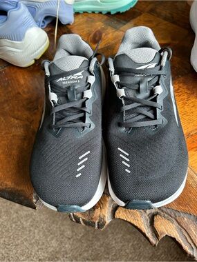 Altra black and white Paradigm 8 athletic shoes 9.5W